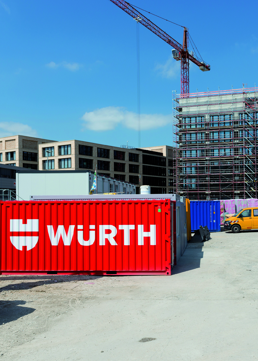 Mit intelligenten Liefer- und Lagerlösungen reduziert Würth Transportwege, Wartezeiten und CO₂-Emissionen.