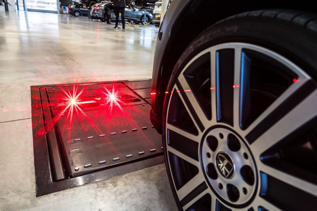 32 Laserpunkte werden auf den Reifen projiziert.