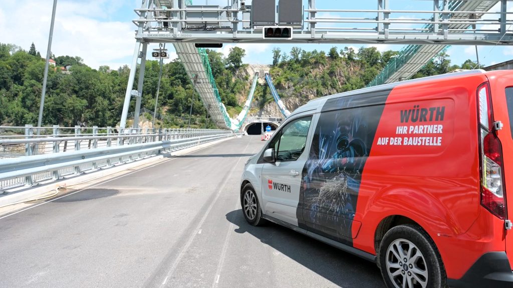 Würth Baustellen-Projektmanagement Fahrzeug im Dienst beim Bau der A26 Westumfahrung Linz. Derzeit im Bau ist die Hängebrücke sowie Auf- und Abfahrten im Tunnel.