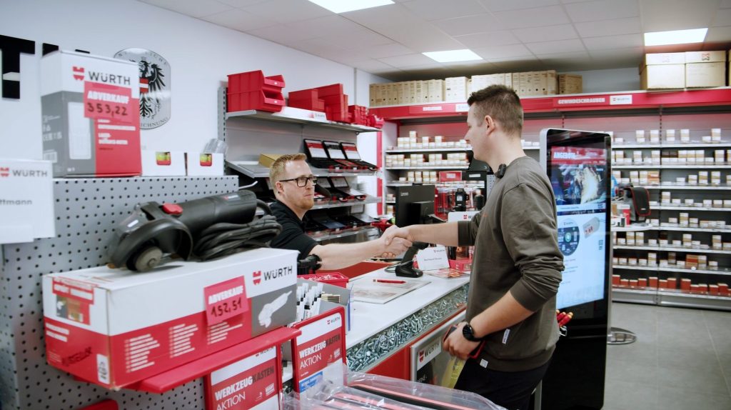 Viessmann Servicetechniker Benjamin Maier mit Würth Verkaufsberater Bernhard Förster im Würth Shop Brunn am Gebirge.