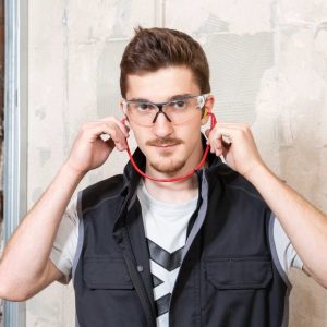 Augenschutz und Bügelgehörschutz auf der Baustelle