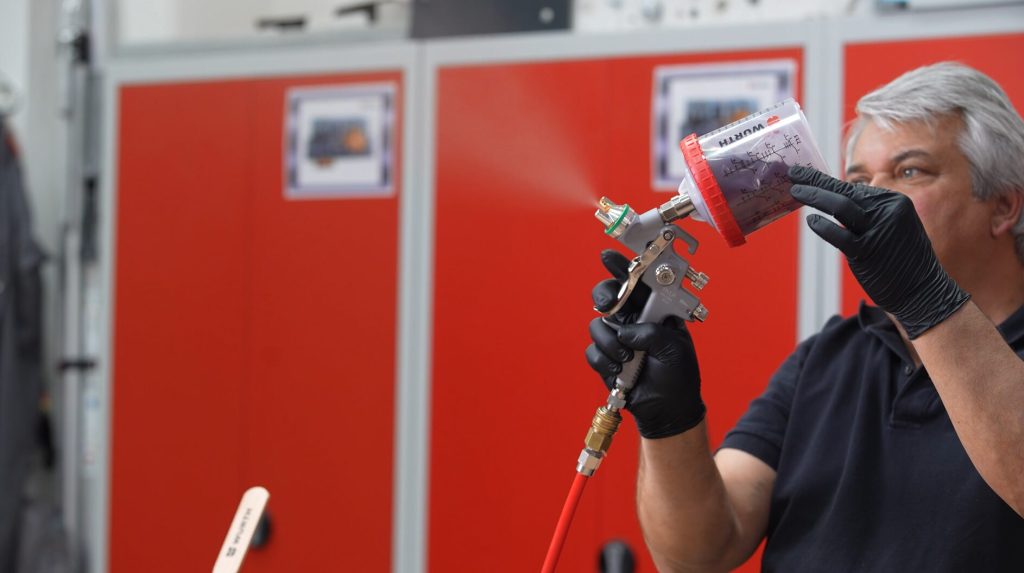LACKIERSYSTEM WCS: problemloses Über-Kopf-Lackieren durch Vakuum im Becher