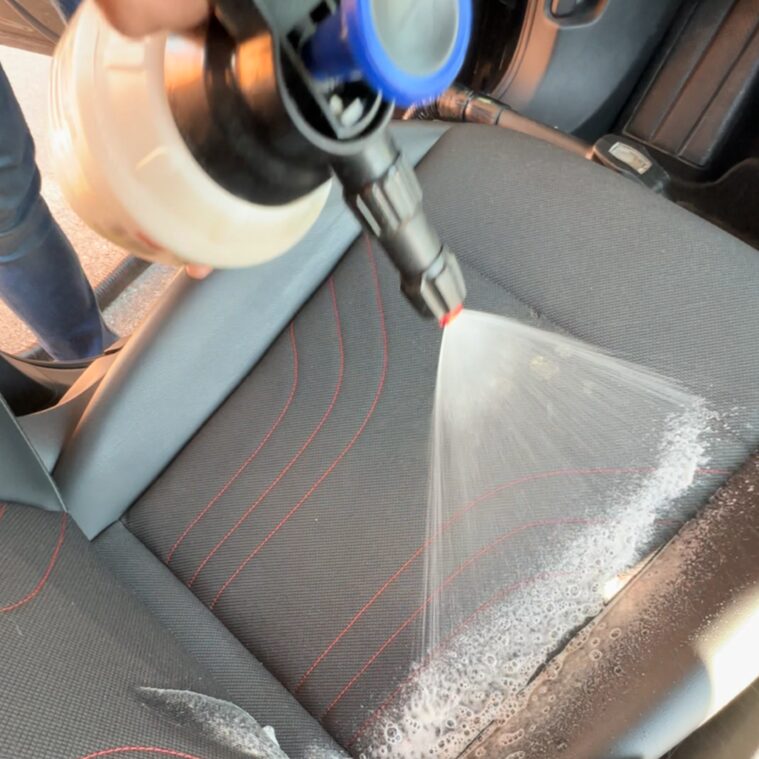 Polsterreinigung mit Hilfe der Pumpsprühflasche Perfect Foam