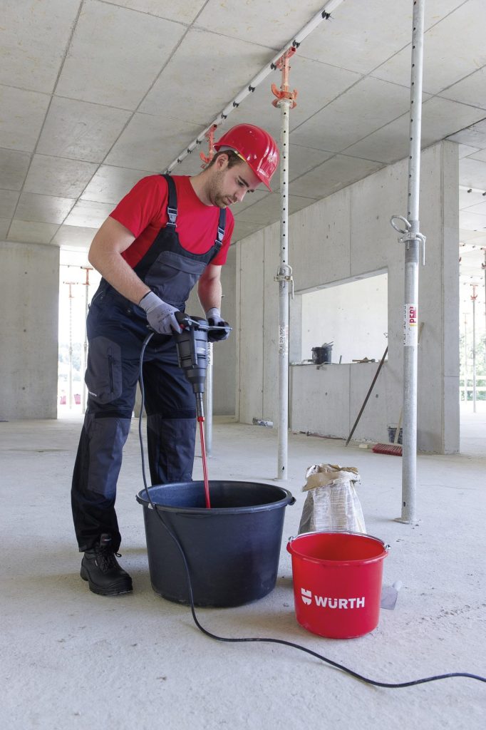 Beide Kleber werden in einem sauberen Gefäß mit kaltem Leitungswasser klumpenfrei angerührt.