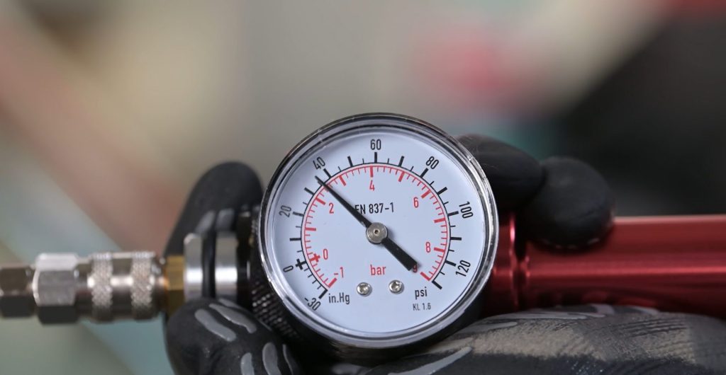 11 Überdruck erzeugen mit händischer Kombipumpe