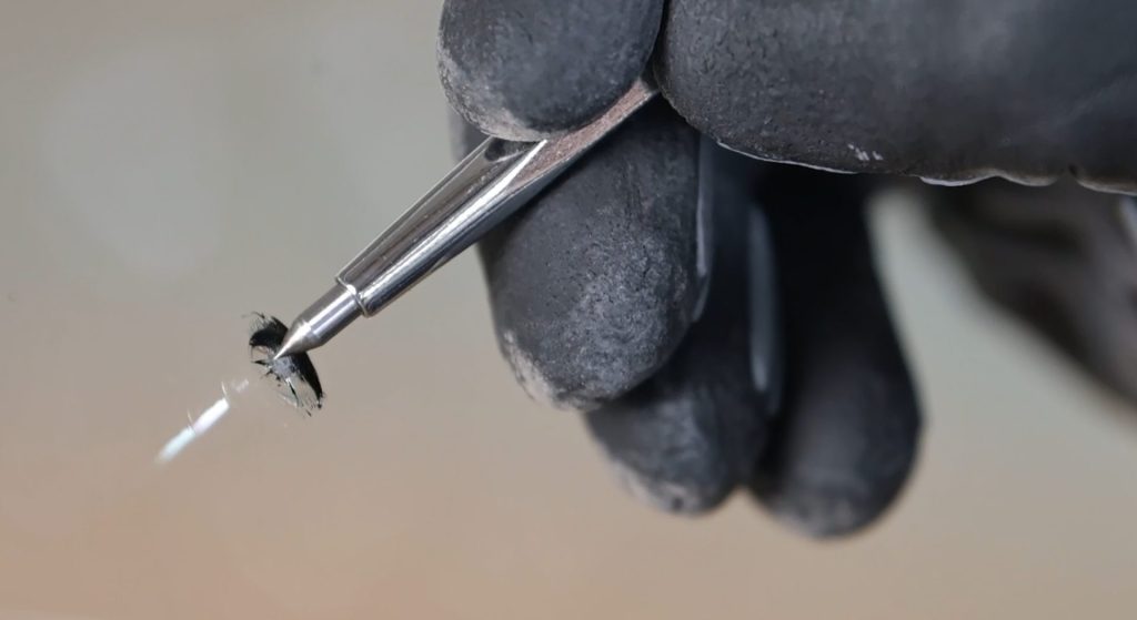 2 Auskratzen Loses Glas mit Carbidreißnadel entfernen