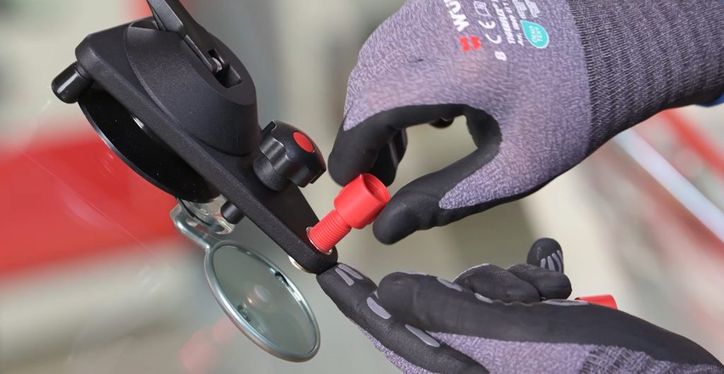 6 Zylinder dicht an der Scheibe anbringen