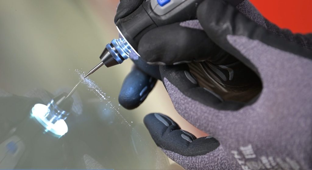 8 Optional mit Carbidbohrer aufbohren, wenn die Stelle geschlossen ist oder sich kein Harz einfüllen lässt