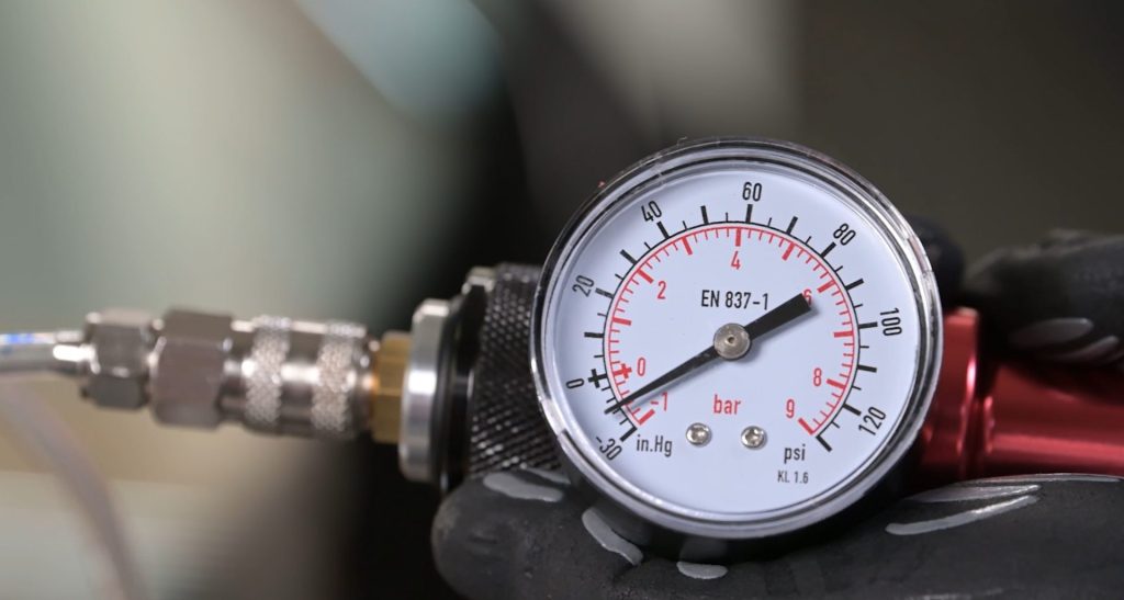 10 Unterdruck mit händischer Kombipumpe erzeugen