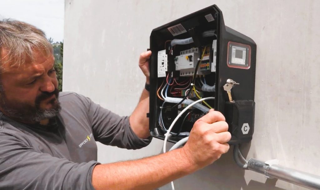 Montage W-4 AC-Ladestation für Elektrofahrzeuge