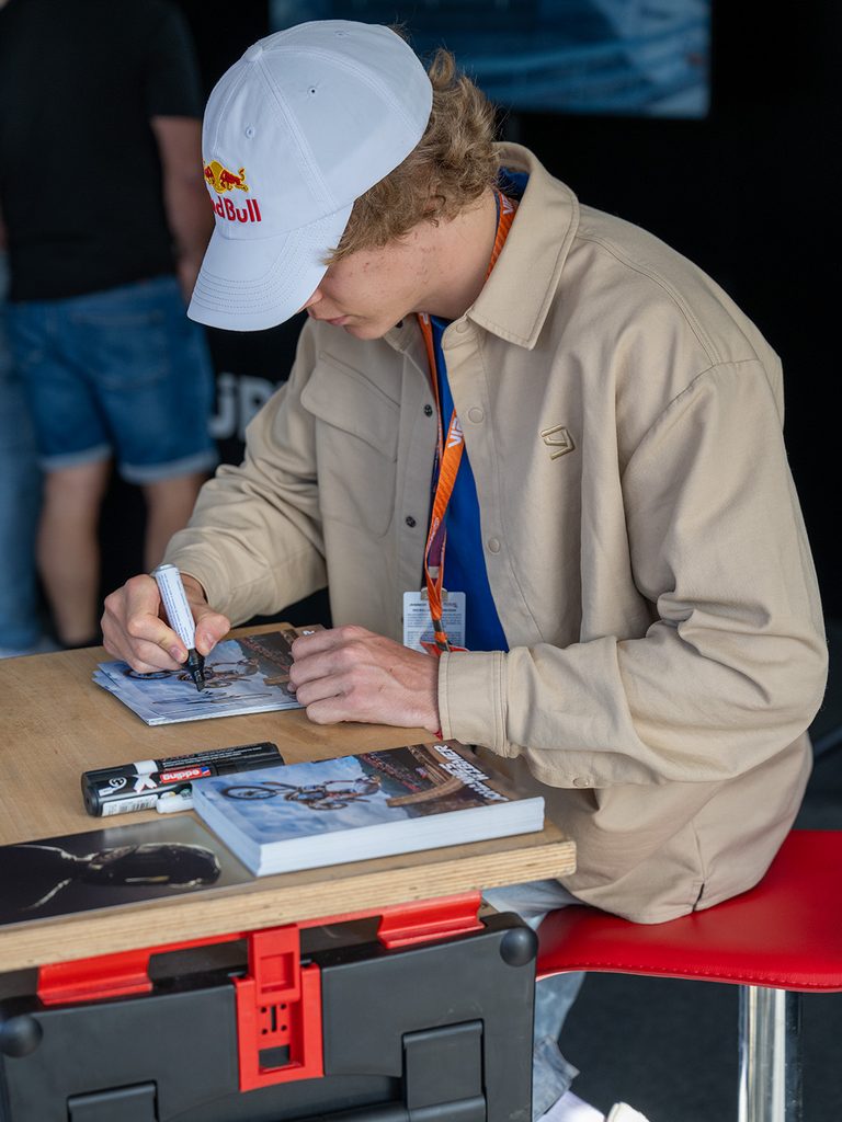 Signing Session mit Red Bull Athlet Johannes Wibmer